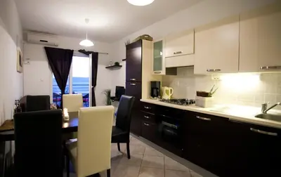 Kuhinja ili čajna kuhinja u objektu Apartments Mediterranea with heated pool