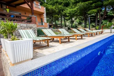 Bazen u objektu Villa Jozini trudi ili u blizini