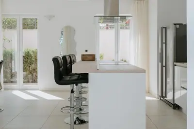 TV i/ili zabavni centar u objektu Villa Oleander by Domus Mirus - Rooftop Cinema & Pool & 6min Walk to Beach
