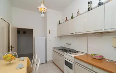 Kuhinja ili čajna kuhinja u objektu Two-Bedroom Apartment In Supetar