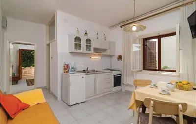 Kuhinja ili čajna kuhinja u objektu One-Bedroom Apartment In Supetar