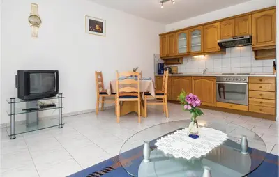 Kuhinja ili čajna kuhinja u objektu Two-Bedroom Apartment In Supetar