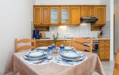 Kuhinja ili čajna kuhinja u objektu Two-Bedroom Apartment In Supetar