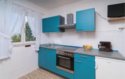 Kuhinja ili čajna kuhinja u objektu Two-Bedroom Apartment In Supetar