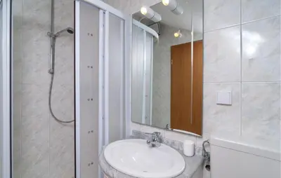 Kupaonica u objektu Three-Bedroom Apartment In Supetar