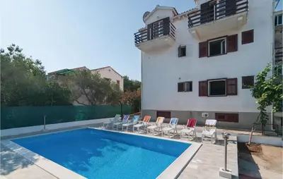 Bazen u objektu Three-Bedroom Apartment In Supetar ili u blizini