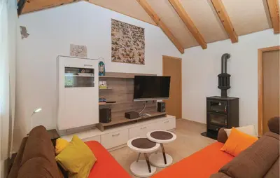 TV i/ili zabavni centar u objektu Lovely Home In Postira