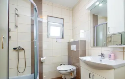Kupaonica u objektu Three-Bedroom Apartment In Mali Rat