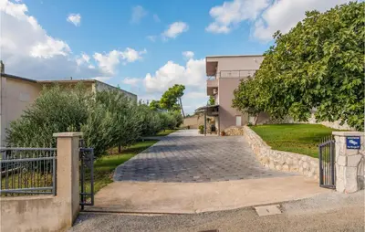 Tlocrt objekta Three-Bedroom Apartment In Mali Rat