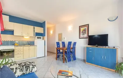 Kuhinja ili čajna kuhinja u objektu Two-Bedroom Apartment In Makarska