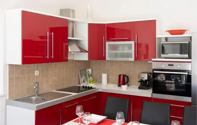 Kuhinja ili čajna kuhinja u objektu Three-Bedroom Apartment In Ostrvica