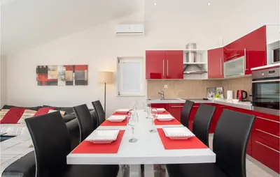 Kuhinja ili čajna kuhinja u objektu Three-Bedroom Apartment In Ostrvica