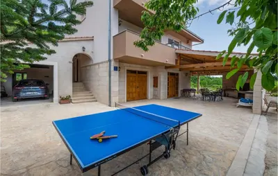 Stolni tenis u objektu Three-Bedroom Apartment In Ostrvica ili u blizini