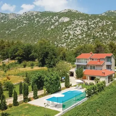 Three-Bedroom Apartment In Ostrvica