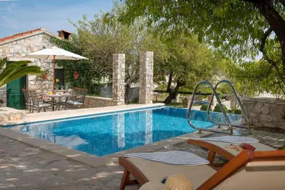 Bazen u objektu Villa Tanja ili u blizini