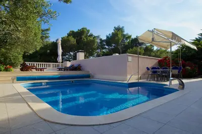 Bazen u objektu Villa Daniela ili u blizini