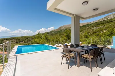 Pogled na planine ili pogled na planine iz vila