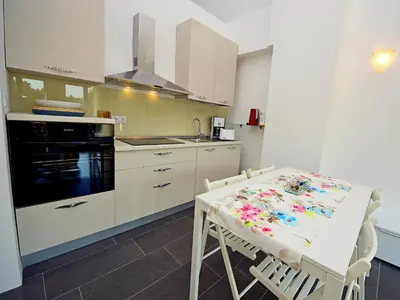 Kuhinja ili čajna kuhinja u objektu Apartment Molo Lozna-2 by Interhome
