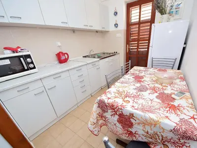 Kuhinja ili čajna kuhinja u objektu Holiday Home Villa Bay View by Interhome