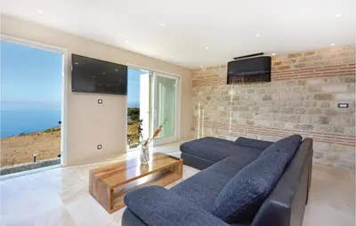 TV i/ili zabavni centar u objektu Eight-Bedroom Holiday Home In Podstrana