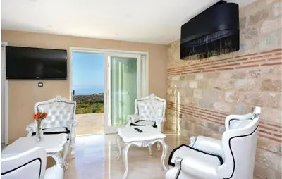 TV i/ili zabavni centar u objektu Eight-Bedroom Holiday Home In Podstrana