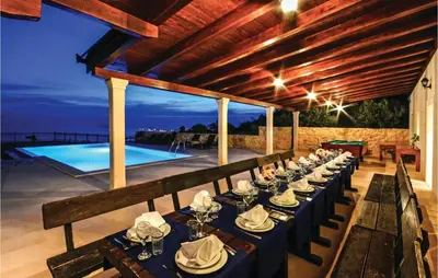 Bazen u objektu Eight-Bedroom Holiday Home In Podstrana ili u blizini