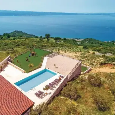 Eight-Bedroom Holiday Home In Podstrana
