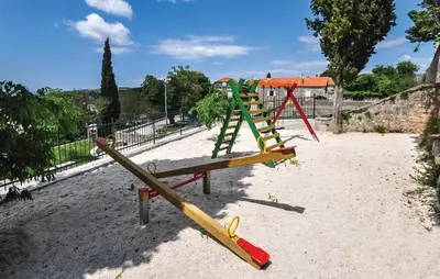 Dječje igralište u objektu Five-Bedroom Holiday Home In Donji Humag