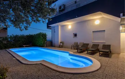 Bazen u objektu Two-Bedroom Apartment In Podstrana ili u blizini