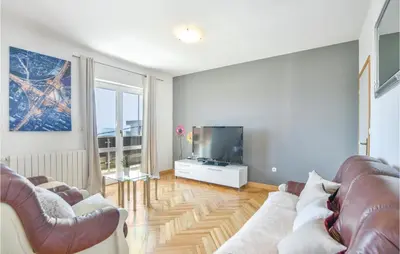 TV i/ili zabavni centar u objektu Two-Bedroom Apartment In Podstrana