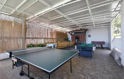 Stolni tenis u objektu Two-Bedroom Apartment In Podstrana ili u blizini