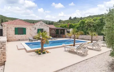 Bazen u objektu Stunning Home In Postira ili u blizini