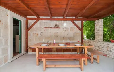 Popločani dio dvorišta ili vanjski dio objekta Stunning Home In Postira