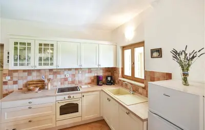 Kuhinja ili čajna kuhinja u objektu Two-Bedroom Apartment In Ostrvica