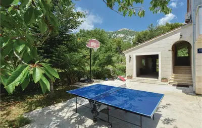 Stolni tenis u objektu Two-Bedroom Apartment In Ostrvica ili u blizini