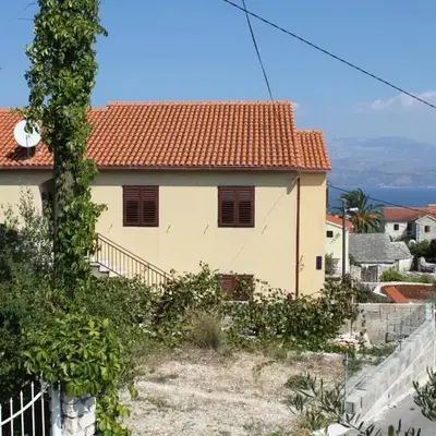 Apartments with parking space Supetar