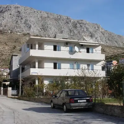 Apartments with a parking space Dugi Rat