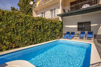 Bazen u objektu Family-friendly apartments with swimming pool Podstrana, Split - 7539 ili u blizini