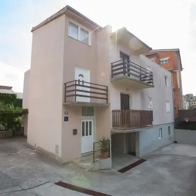 Apartments with a parking space Podstrana