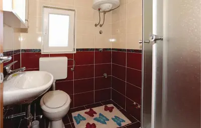 Kupaonica u objektu Three-Bedroom Apartment In Gata