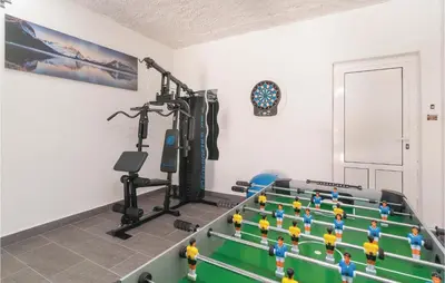Fitness centar i/ili fitness sadržaji u objektu Beautiful Home In Srinjine With Sauna