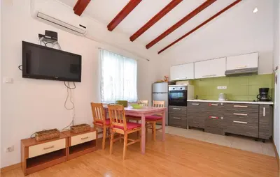 Kuhinja ili čajna kuhinja u objektu Two-Bedroom Apartment In Stomorska