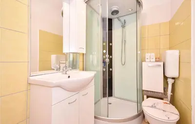 Kupaonica u objektu Two-Bedroom Apartment In Stomorska