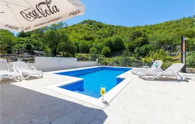 Bazen u objektu Holiday Home In Blato Na Cetini ili u blizini