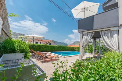 Bazen u objektu House Lisica ili u blizini