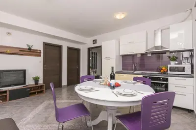 Kuhinja ili čajna kuhinja u objektu House Lisica