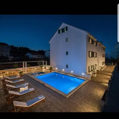 Bazen u objektu La Perla Apartments ili u blizini