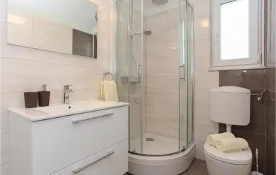 Kupaonica u objektu Three-Bedroom Holiday Home In Gata