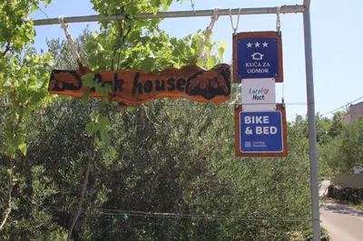 Certifikat, nagrada, logo ili neki drugi dokument izložen u objektu Oak House