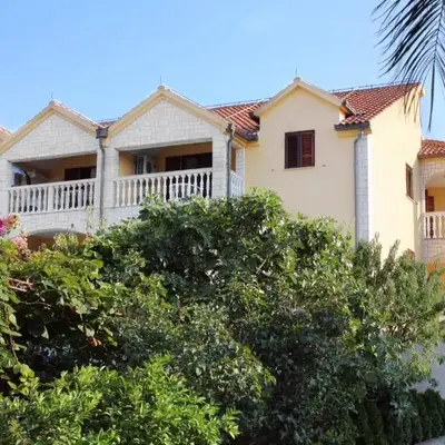 Apartments with parking space Supetar